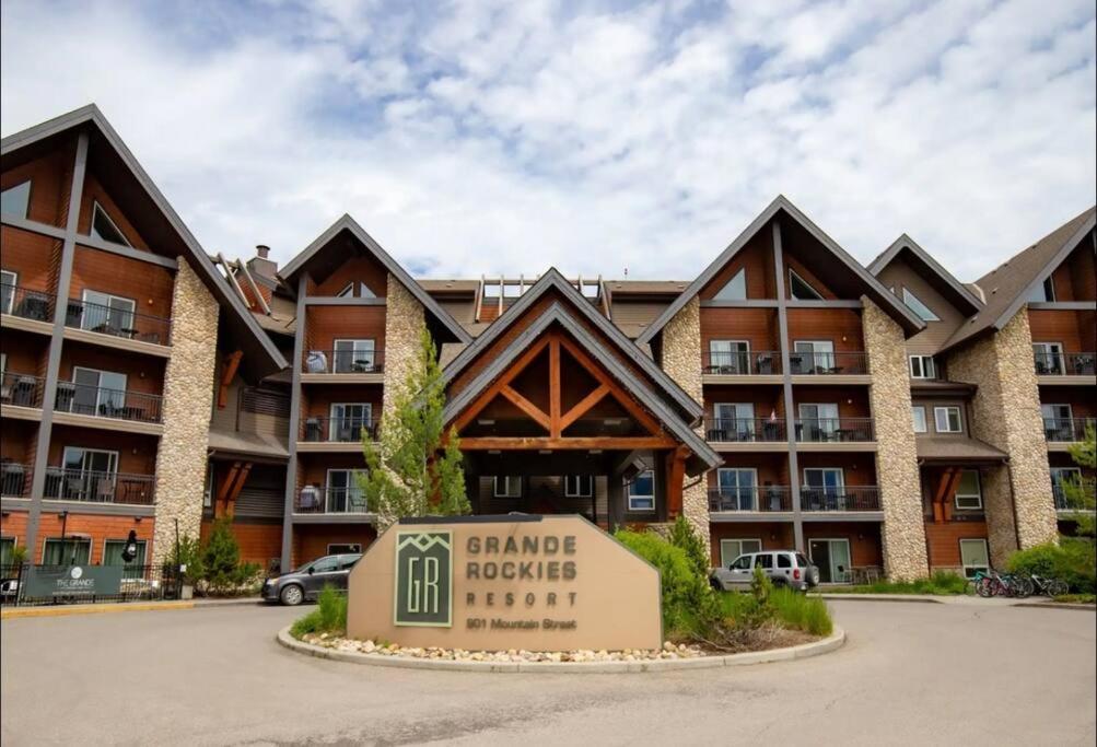 Cozy One Bedroom Condo With Indoor Pool And Hottub Canmore Kültér fotó