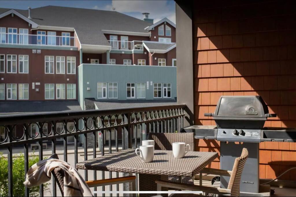Cozy One Bedroom Condo With Indoor Pool And Hottub Canmore Kültér fotó
